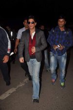 Shahrukh Khan snapped at the airport in Mumbai on 10th Feb 2012 (1).JPG